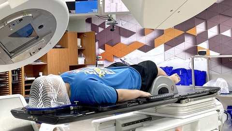 Cuộc chiến ngăn làn sóng ung thư - Kỳ 4: Để không còn nhắc K là... sợ- Ảnh 1. Bệnh nhân 13 tuổi mắc K não đang được xạ trị tại Bệnh viện Ung bướu TP.HCM cơ sở 2 - Ảnh: DIỆU QUÍ