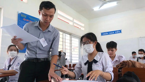 Sắp thi tốt nghiệp, lo thiết bị gian lận tinh vi và... tin đồn- Ảnh 3. Thí sinh dự thi tốt nghiệp THPT 2023 tại huyện Cần Giờ, TP.HCM - Ảnh: NGỌC PHƯỢNG