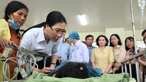 Hai bé thơ đớn đau, mồ côi sau thảm án- Ảnh 1. Bà Bùi Thị Quỳnh Vân, bí thư Tỉnh ủy Quảng Ngãi, đến thăm hai cháu bé ở bệnh viện