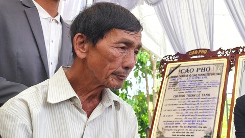 Hai bé thơ đớn đau, mồ côi sau thảm án- Ảnh 3. Ông Phạm Văn Nhi, ông ngoại của hai cháu bé, đau khổ khi thảm kịch ập xuống gia đình con cháu mình - Ảnh: T.MAI