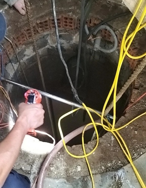 Giải cứu người đàn ông bị thương ở giếng sâu 30m- Ảnh 2. Lòng giếng nhỏ hẹp - Ảnh: Công an cung cấp
