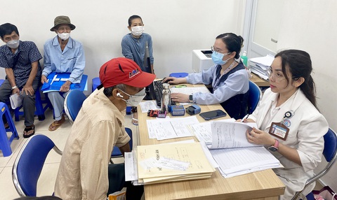 Bệnh nhân mắc K được bác sĩ Trung tâm ung bướu Bệnh viện Chợ Rẫy tư vấn phương pháp điều trị - Ảnh: XUÂN MAI Bệnh nhân mắc K được bác sĩ Trung tâm ung bướu Bệnh viện Chợ Rẫy tư vấn phương pháp điều trị - Ảnh: XUÂN MAI