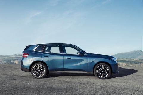 BMW X3 2025 ra mắt: Thiết kế gây tranh cãi, màn hình cong, động cơ mạnh hơn cạnh tranh GLC- Ảnh 7. Còn BMW X3 thường kết hợp động cơ 2.0L I-4 với công nghệ hybrid bổ trợ, qua đó nâng công suất từ 248 lên 255 mã lực, mô men xoắn từ 350 lên 400Nm.