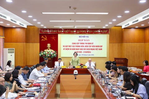 Bộ trưởng Phạm Thị Thanh Trà: Từ 1-7, tăng lương cơ sở từ 1,8 triệu lên 2.340.000 đồng- Ảnh 3. Bộ trưởng Trà (áo xanh) chủ trì cuộc họp báo - Ảnh: BNV