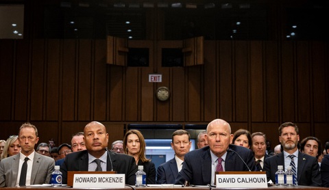 Giám đốc điều hành Boeing Dave Calhoun và kỹ sư trưởng Boeing Howard McKenzie trong phiên điều trần ở Washington D.C vào hôm 18-6 - Ảnh: AFP Giám đốc điều hành Boeing Dave Calhoun và kỹ sư trưởng Boeing Howard McKenzie trong phiên điều trần ở Washington D.C vào hôm 18-6 - Ảnh: AFP