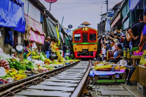 Cà phê đường tàu: Không để hành vi bất thường của cô gái làm 'chết' oan sản phẩm du lịch độc đáo- Ảnh 3. Chợ đường tàu ở Maeklong (Thái Lan) rất độc, lạ thu hút rất đông du khách tham quan, chụp hình - Ảnh: T.L