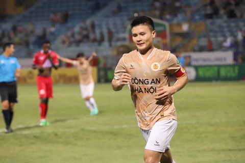 Quang Hải được giao tấm băng đội trưởng ở CLB Công An Hà Nội và hiện đã có 8 bàn thắng tại V-League 2023 - 2024 - Ảnh: MINH ĐỨC Quang Hải được giao tấm băng đội trưởng ở CLB Công An Hà Nội và hiện đã có 8 bàn thắng tại V-League 2023 - 2024 - Ảnh: MINH ĐỨC