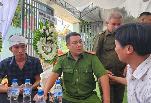 Công an kể khoảnh khắc lao vào khống chế nghi phạm truy sát cả nhà ở Quảng Ngãi- Ảnh 1. Đại úy Trần Hoài An, phó trưởng Công an xã Nghĩa Dõng, tới lui động viên gia đình nạn nhân - Ảnh: TRẦN MAI