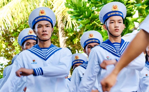 Những người lính tuổi đôi mươi đang làm nhiệm vụ ở đảo Sinh Tồn - Ảnh: HÀ THANH Những người lính tuổi đôi mươi đang làm nhiệm vụ ở đảo Sinh Tồn - Ảnh: HÀ THANH