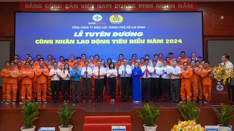 Ngành điện TP.HCM phát động thực hiện sáng kiến mừng 50 năm giải phóng miền Nam- Ảnh 1. Lãnh đạo Công đoàn EVN, lãnh đạo EVNHMC cùng lãnh đạo các đơn vị chụp hình lưu niệm tại Hội nghị phát động thi đua thực hiện 1.500 sáng kiến mừng 50 năm ngày giải phóng miền Nam - Ảnh: ĐOÀN DUY
