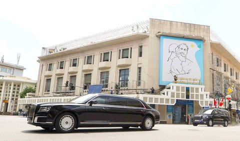Xe bọc thép Aurus Senat phục vụ Tổng thống Nga Putin đi qua khu vực ngã tư Tràng Tiền - Đinh Tiên Hoàng trong buổi diễn tập vào sáng 19-6- Ảnh: NGUYỄN KHÁNH Xe bọc thép Aurus Senat phục vụ Tổng thống Nga Putin đi qua khu vực ngã tư Tràng Tiền - Đinh Tiên Hoàng trong buổi diễn tập vào sáng 19-6 - Ảnh: NGUYỄN KHÁNH