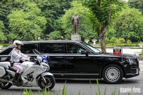 Đoàn xe đặc chủng Tổng thống Nga Putin đi qua tượng qua tượng đài Lênin hướng về Phủ Chủ tịch. Trong ảnh là chiếc limousine siêu sang Aurus Senat - Ảnh: DANH KHANG Đoàn xe đặc chủng Tổng thống Nga Putin đi qua tượng đài Lênin hướng về Phủ Chủ tịch. Trong ảnh là chiếc limousine siêu sang Aurus Senat - Ảnh: DANH KHANG