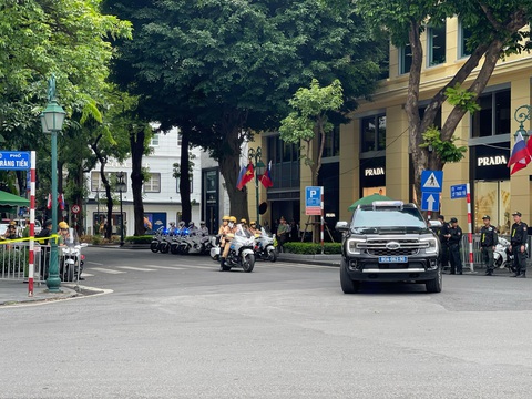 Đoàn hộ tống chuẩn bị xuất phát - Ảnh: GIA KHÁNH Đoàn hộ tống chuẩn bị xuất phát - Ảnh: GIA KHÁNH