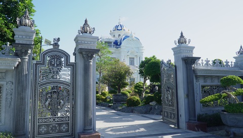 Cà Mau trả lời đơn cứu xét của chủ ‘biệt thự đẹp nhất’, nói có sai sót trong soạn thảo văn bản- Ảnh 1. Theo đơn trả lời của UBND TP Cà Mau, ông Tập phải trả lại hiện trạng đất ban đầu nếu không thực hiện thủ tục chuyển đổi đất - Ảnh: THANH HUYỀN