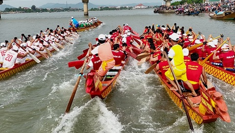 Chính quyền xin... rút kinh nghiệm vì bắt buộc dân đóng quỹ đua thuyền- Ảnh 1. Chính quyền phường bắt dân đóng quỹ đua thuyền để phục vụ đội đua thuyền tham gia lễ hội đua thuyền hằng năm vào dịp Quốc khánh - Ảnh: QUỐC NAM