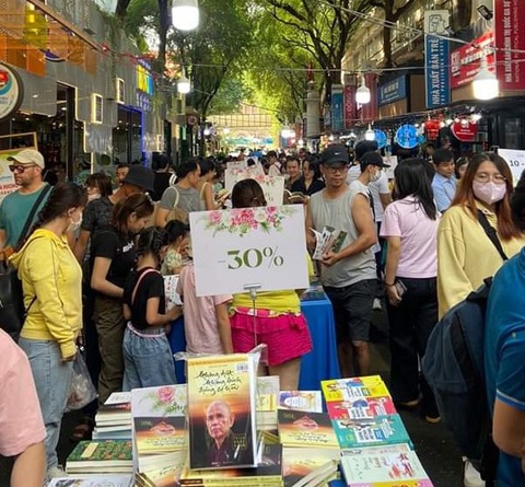 Phát triển văn hóa đâu chỉ dựa vào ngân sách- Ảnh 1. Các chương trình giảm giá tại Đường sách TP.HCM thu hút rất đông độc giả - Ảnh: Đường sách TP.HCM