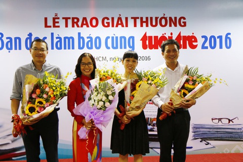 Những bàn tay ấm từ Tuổi Trẻ- Ảnh 1. Từ trái qua: bạn đọc Huỳnh Trần Bảo Duy, cô giáo Hoàng Thị Thu Hiền, chị Nguyễn Thị Ánh Ngọc, TS Trần Quốc Bảo tại lễ trao giải “Bạn đọc làm báo cùng Tuổi Trẻ” - Ảnh: NGỌC DƯƠNG