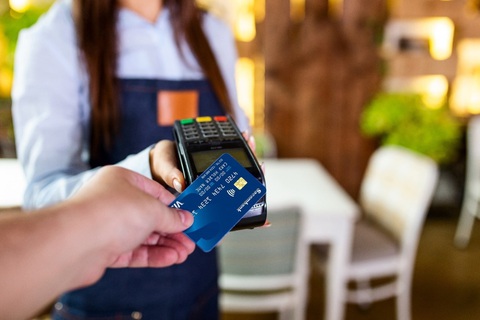 ‘Mưa’ ưu đãi tại hơn 100 thương hiệu cùng thẻ Sacombank- Ảnh 1. Sacombank ưu đãi 5 - 50% cho chủ thẻ tín dụng/thẻ thanh toán quốc tế tại hơn 100 thương hiệu