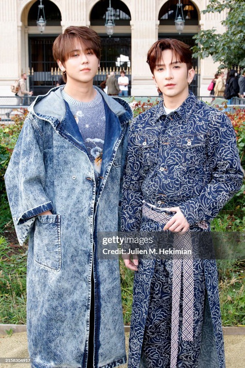 Vernon (Seventeen) cùng dàn sao xuất hiện cá tính tại Tuần lễ thời trang Paris- Ảnh 7. Hai thành viên nhóm nhạc Mirror từ Hong Kong (Trung Quốc) là Khương Đào và Lư Hãn Đình chọn tông xanh denim để đến dự show của nhà mốt Pháp.