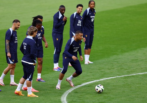 Mbappe trở lại tập luyện, sẵn sàng đối đầu Hà Lan?- Ảnh 2. Mbappe tập luyện chung cùng các đồng đội - Ảnh: REUTERS