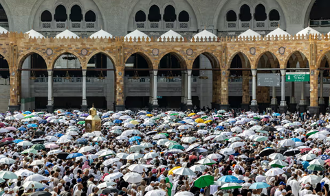 Các tín đồ thực hiện nghi thức Hồi giáo quanh nhà thờ Kaaba tại thánh đường Hồi giáo Al-Masjid Al-Haram dưới cái nắng thiêu đốt - Ảnh: Các tín đồ thực hiện nghi thức Hồi giáo quanh nhà thờ Kaaba tại Thánh đường Hồi giáo Al-Masjid Al-Haram dưới cái nắng thiêu đốt - Ảnh: AFP
