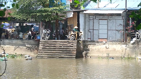 Người dân vứt rác xuống sông Bảo Định, đoạn chảy qua chợ Thạnh Trị, TP Mỹ Tho, tỉnh Tiền Giang - Ảnh: MẬU TRƯỜNG Người dân vứt rác xuống sông Bảo Định, đoạn chảy qua chợ Thạnh Trị, TP Mỹ Tho, tỉnh Tiền Giang - Ảnh: MẬU TRƯỜNG