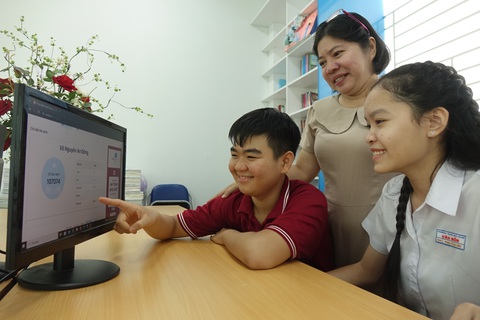 11h hôm nay, TP.HCM công bố điểm chuẩn vào lớp 10 chuyên và tích hợp- Ảnh 1. Học sinh và giáo viên Trường THCS Vân Đồn, quận 4, TP.HCM xem điểm thi vào lớp 10 trên Tuổi Trẻ Online - Ảnh: NHƯ HÙNG