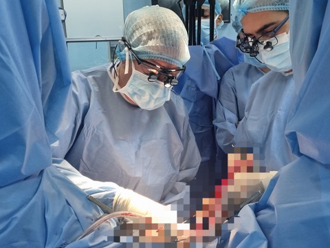 Hơn 6.000 người bệnh hẹp niệu đạo thoát cảnh mang túi thông tiểu suốt đời- Ảnh 1. Các bác sĩ Bệnh viện Bình Dân đang điều trị bệnh nhân bị hẹp niệu đạo - Ảnh: TRẦN NHUNG