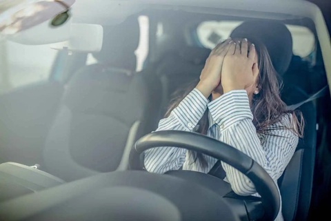 Bị bỏng nặng do nước hoa ô tô phát nổ- Ảnh 1. Các chuyên gia khuyến cáo nước hoa ô tô/tinh dầu thơm ô tô tiềm ẩn nguy cơ nếu người sử dụng không cẩn thận - Ảnh minh họa: MotorBiscuit