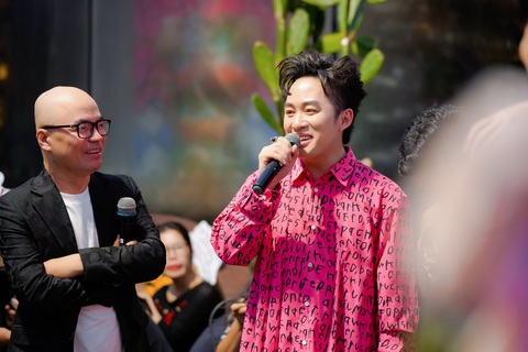 Ca sĩ Tùng Dương trong buổi giới thiệu MV tại TP HCM chiều 19/6. Ca sĩ Tùng Dương trong buổi giới thiệu MV tại TP.HCM chiều 19-6.