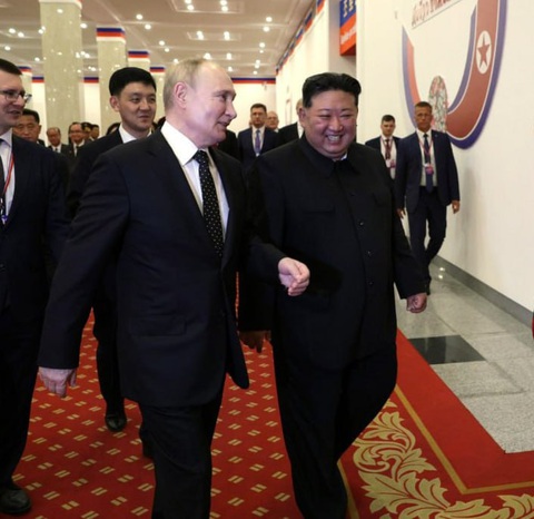 Triều Tiên trao tặng ông Putin Huân chương Kim Nhật Thành vì 'sự tin tưởng vô bờ bến'- Ảnh 1. Lãnh đạo Triều Tiên Kim Jong Un và Tổng thống Nga Vladimir Putin tại Bình Nhưỡng - Ảnh: RT