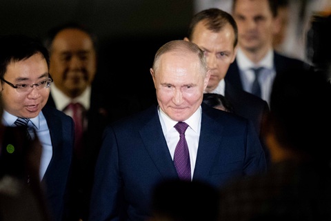 Tổng thống Nga Vladimir Putin đã đặt chân xuống sân bay quốc tế Nội Bài (Hà Nội) lúc 2h sáng 20-6 - Ảnh: NGUYỄN KHÁNH Tổng thống Nga Vladimir Putin đã đặt chân xuống sân bay quốc tế Nội Bài (Hà Nội) lúc 2h sáng 20-6 - Ảnh: NGUYỄN KHÁNH