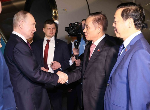 Chuyên gia Nga: Việt Nam là đối tác đặc biệt quan trọng của Nga- Ảnh 3. Trưởng Ban Đối ngoại Trung ương Lê Hoài Trung và Phó Thủ tướng Trần Hồng Hà đón Tổng thống LB Nga Vladimir Putin tại Sân bay quốc tế Nội Bài rạng sáng 20-6 - Ảnh: TTXVN