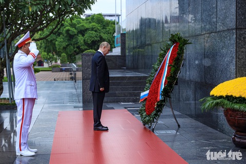 Tổng thống Putin mặc niệm trước vòng hoa viếng Lăng Chủ tịch Hồ Chí Minh - Ảnh: Tổng thống Nga Vladimir Putin kính cẩn nghiêng mình trước anh linh vị anh hùng giải phóng dân tộc Việt Nam - Ảnh: DANH KHANG