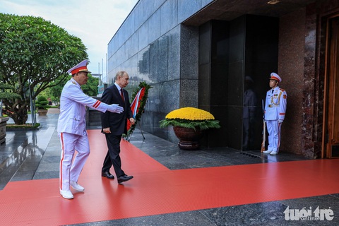 Tổng thống Putin tiếng vào trong lăng viếng di hài Chủ tịch Hồ Chí Minh - Ảnh: DANH KHANG Tổng thống Nga Vladimir Putin và đoàn vào lăng tưởng nhớ Chủ tịch Hồ Chí Minh - Ảnh: DANH KHANG