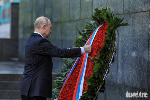 Tổng thống Nga Vladimir Putin chỉnh trang vòng hoa viếng Lăng Chủ tịch Hồ Chí Minh - Ảnh: Tổng thống Nga Vladimir Putin chỉnh dòng chữ trên vòng hoa - Ảnh: DANH KHANG