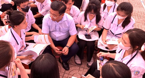 Điểm chuẩn xét tuyển sớm Đại học Kinh tế TP.HCM tăng mạnh- Ảnh 1. GS.TS Nguyễn Khắc Quốc Bảo - phó giám đốc UEH, chia sẻ thông tin mức điểm chuẩn các ngành của trường những năm trước và tư vấn chọn ngành cho học sinh trong chương trình tư vấn tuyển sinh - hướng nghiệp 2024 - Ảnh: TRẦN HUỲNH