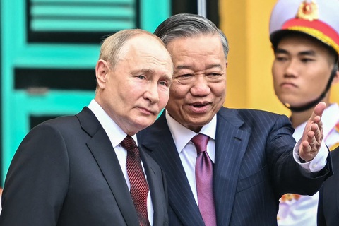 Chủ tịch nước Tô Lâm trao đổi với Tổng thống Vladimir Putin tại Phủ Chủ tịch ngày 20-6 - Ảnh: AFP Chủ tịch nước Tô Lâm trao đổi với Tổng thống Vladimir Putin tại Phủ Chủ tịch ngày 20-6 - Ảnh: AFP