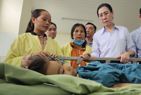 Bí thư Tỉnh ủy Quảng Ngãi: Các cấp sẽ luôn bên cạnh hai cháu bé sống sót sau vụ truy sát cả nhà- Ảnh 2. Bí thư Tỉnh ủy Quảng Ngãi Bùi Thị Quỳnh (phải) căn dặn bác sĩ tận tình chăm sóc hai cháu bé sống sót sau vụ trọng án - Ảnh: TRẦN MAI