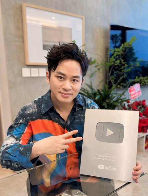 Tùng Dương khoe vừa nhận nút bạc YouTube và sẽ hợp tác nghệ sĩ gen Z trong thời gian tới - Ảnh: NVCC Tùng Dương khoe vừa nhận nút bạc YouTube và sẽ hợp tác với nghệ sĩ gen Z trong thời gian tới - Ảnh: NVCC