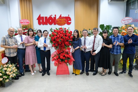 Phó trưởng Ban Nội chính Trung ương Đặng Văn Dũng: Tuổi Trẻ luôn đổi mới để phục vụ độc giả- Ảnh 1. Phó trưởng Ban Nội chính Trung ương Đặng Văn Dũng cùng các cán bộ Ban Nội chính Trung ương đến thăm, chúc mừng Văn phòng đại diện báo Tuổi Trẻ tại Hà Nội - Ảnh: HÀ QUÂN