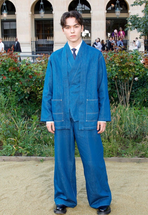 Vernon (Seventeen) cùng dàn sao xuất hiện cá tính tại Tuần lễ thời trang Paris- Ảnh 1. Một trong những gương mặt được quan tâm nhất là Vernon (SEVENTEEN). Nam thần tượng Hàn Quốc có mặt trên hàng ghế đầu trong trang phục denim gọn gàng, lịch lãm nhưng không kém phần cá tính. Diện mạo của đại sứ toàn cầu KENZO được đánh giá có sự giao thoa giữa văn hóa Đông Tây khi anh phối áo có chi tiết vạt chéo gợi liên tưởng đến trang phục truyền thống của Nhật Bản cùng áo sơ mi thắt cà vạt đúng chất Âu phục.