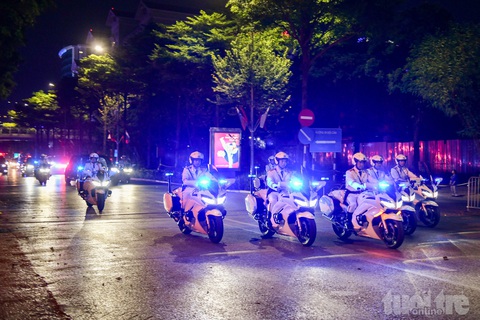 Đoàn xe đặc chủng Tổng thống Nga Putin hướng ra sân bay - Ảnh: NAM TRẦN Đoàn xe hộ tống Tổng thống Putin ra sân bay đi ngang qua đường Đào Tấn - Ảnh: NAM TRẦN