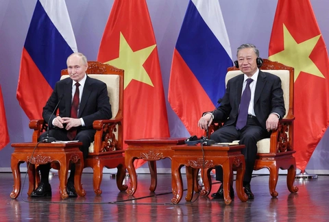 Chủ tịch nước Tô Lâm và Tổng thống Nga Vladimir Putin dự buổi gặp gỡ lãnh đạo Hội hữu nghị Việt – Nga và các thế hệ cựu sinh viên Việt Nam học tại Nga - Ảnh: – TTXVN Tổng thống Nga Vladimir Putin đã dành thời gian trả lời nhiều câu hỏi của các khách mời tham dự sự kiện - Ảnh: TTXVN