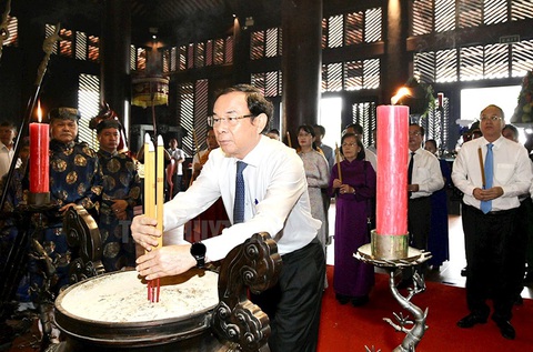 TP.HCM tổ chức giỗ Đức Lễ Thành hầu Nguyễn Hữu Cảnh lần thứ 324- Ảnh 2. Bí thư Thành ủy TP.HCM Nguyễn Văn Nên dâng hương tưởng nhớ Đức Lễ Thành hầu Nguyễn Hữu Cảnh