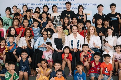 Hoa hậu Krystina Pyszkova cùng các em nhỏ tại Làng trẻ em SOS - Ảnh: BTC Hoa hậu Krystina Pyszkova cùng các em nhỏ tại Làng trẻ em SOS - Ảnh: BTC