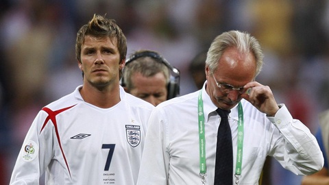 Vì sao tuyển Anh kiên trì với Southgate?- Ảnh 4. Ông Eriksson (phải) mất hết uy tín sau xì căng đan năm 2006 - Ảnh: REUTERS