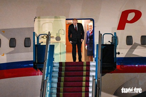 Toàn văn Tuyên bố chung Việt Nam - Nga- Ảnh 15. Tổng thống Putin cúi chào trước khi bước vào phía trong máy bay - Ảnh: HỒNG QUANG