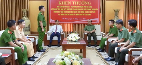 Phá chuyên án sản xuất sách giáo khoa giả đặc biệt lớn tại Đà Nẵng, TP.HCM- Ảnh 1. Trung tá Nguyễn Kim Trung - trưởng Phòng cảnh sát kinh tế, đại diện ban chuyên án - báo cáo kết quả phá án - Ảnh: Đ.CƯỜNG