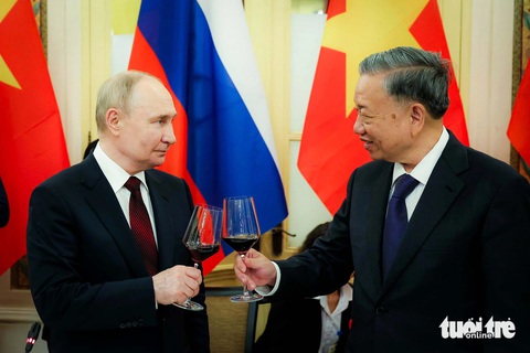 21 giờ bận rộn của Tổng thống Putin tại Việt Nam- Ảnh 1. Chủ tịch nước Tô Lâm cụng ly với Tổng thống Nga Putin tại tiệc chiêu đãi cấp nhà nước vào tối 20-6 - Ảnh: NGUYỄN KHÁNH